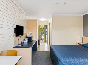 Morayfield Tavern & Motel