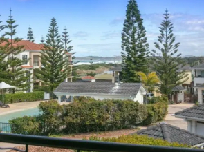 The Sands 2/20 Pacific Parade Opposite beach plus Air