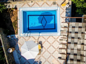 Mamas-Villas (Roussakis)