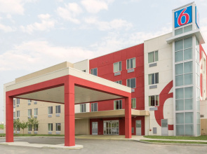 Motel 6 Airdrie, AB