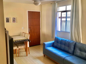 Lindo Apartamento 2 Qts - 3 minutos a pé da Praia do Morro - Com Suíte - Garagem coberta - Wi-Fi - Netflix- Acomoda 6 Pessoas