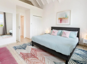 VILLA FLAMINGO, Beautiful 2 bedroom house - 1 min from the beach!