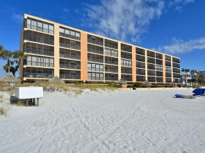 Villa Madeira 504 Sleeps 6/many Updates/walk to John's Pass!