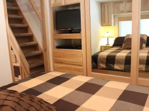 #39 & #40 Hyatt Lake Compound - Sleeps 12