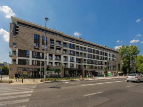 Bright Apartment With Parking by Renters