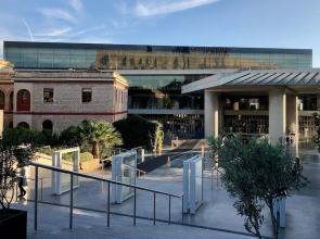 Stylish Sunny Apartment 1 stop to City Center by VillaRentalsgr