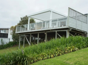 Bay View Beach House - Raglan Holiday Home