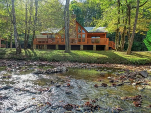 Rivendell Creekside  - 3 Bedrooms, 2 Baths, Sleeps 6 Cabin by RedAwning