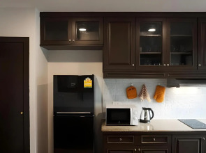 Boutique Poo-Yai Lee