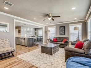 Cozy Haus Relaxing 'Home Base' WiFi Location Close to Town and Rivers, Schlitterbahn, Gruene