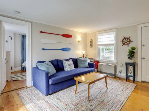 1 Mi to Ferry: 'sea Street Cottage' in Hyannis