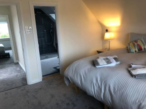 Discreet Luxury, Super House!