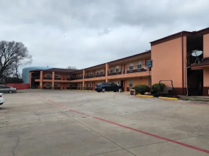 Benbrook Inn & Suites