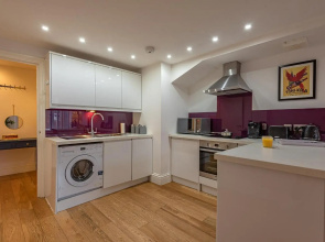 Sleeps 7 - Spacious Modern Apartment in Newbury Town Centre by JDF Property