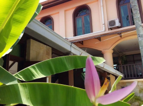 D'Feringghi Haus Hotel & Restaurant