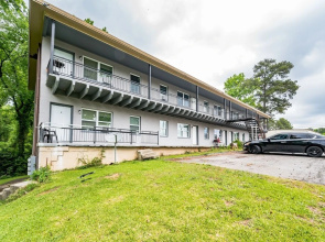 Newly Renovated Luxury Apartment Near Coffee Shops & More! 2 Bedroom Apts by Redawning