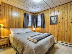 All-season Lakefront Mercer Vacation Rental