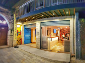 Bed Station Hostel  Bar