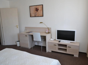 Hotel Slamený dom
