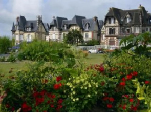 Cosy appartement dans une villa avec piscine, proche du centre et de la mer