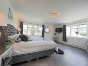 Inviting 7-bed House With sea Views in Hythe