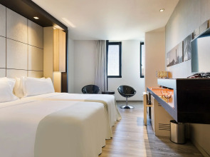 Отель Barcelona Condal Mar Affiliated by Meliá