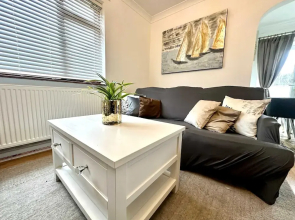 3 Bedroom Homely Retreat Near Slough