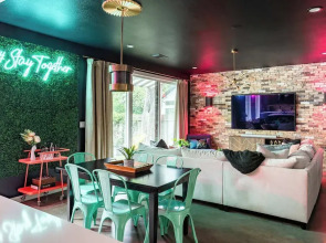 Upstay: Luxe Pool Retreat7 Min to Rainey St