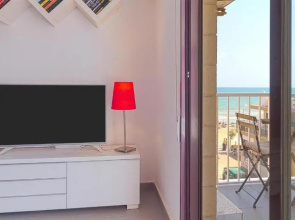 Seaview modern beach apartment
