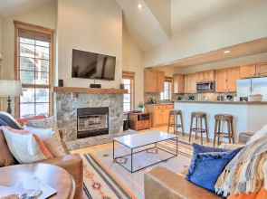 Ski-in/ski-out Donnelly Townhome w/ Hot Tub!