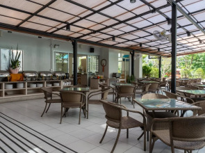 Отель Recenta Suite Phuket Suanluang