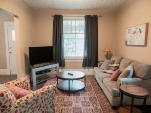 Beautiful 3 Bedroom Home Near Downtown
