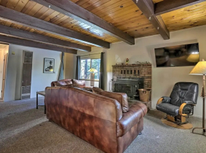 4-season Tahoe Hideaway: 1 Block to Biking!