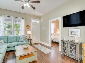 Half Mi to Galveston Seawall: Home w/ Yard & Grill