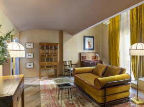 J And J Historic House Hotel