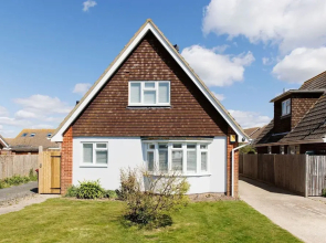 Coastal Retreat for 6 Close to Beaches