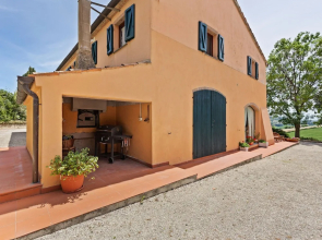 Delightful Villa in Varano with Fireplace