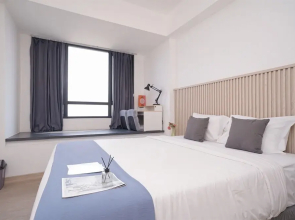 Warm Cozy Studio Room at Collins Boulevard Apartment