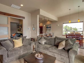 Breezy Lake Chelan Condo w/ Pool & Hot Tub Access!