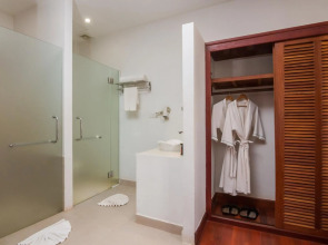 Apsara Centrepole Hotel