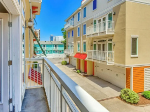 Walk to Ocean: Myrtle Beach Townhome w/ Balcony!