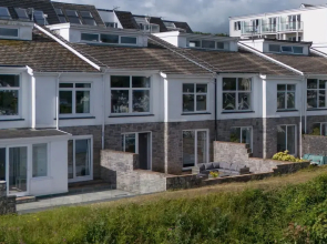 Captains View - Sea and Harbour Views Parking