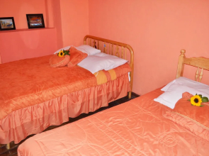 Colonial House Inn - Hostel