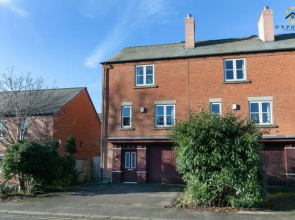 "Captivating & Comfy 3 Bed Home 2 Parking"