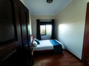 JULZ Place 3 bedroom Apartment with a lake view