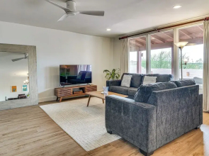 Mtn-view Townhome w/ Pools: 5 Mi to Sabino Canyon!