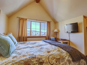 E8 Drake Landing 2br + Loft 2 Bedroom Condo by RedAwning