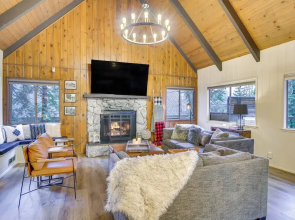 Cozy & Chic Lake Arrowhead Cabin w/ Deck!