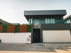 Astro Luxury: 4-6 beds Ultra Luxury Pool Villa with Daily Cleaning