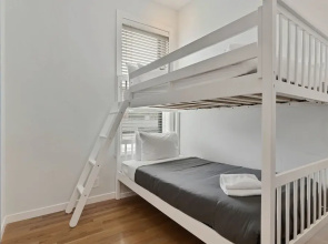Huge Lincoln Park 6 Bed Duplex with Free Parking by AllSet Turnover